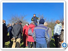 Frank Voß erklärt den Baumschnitt